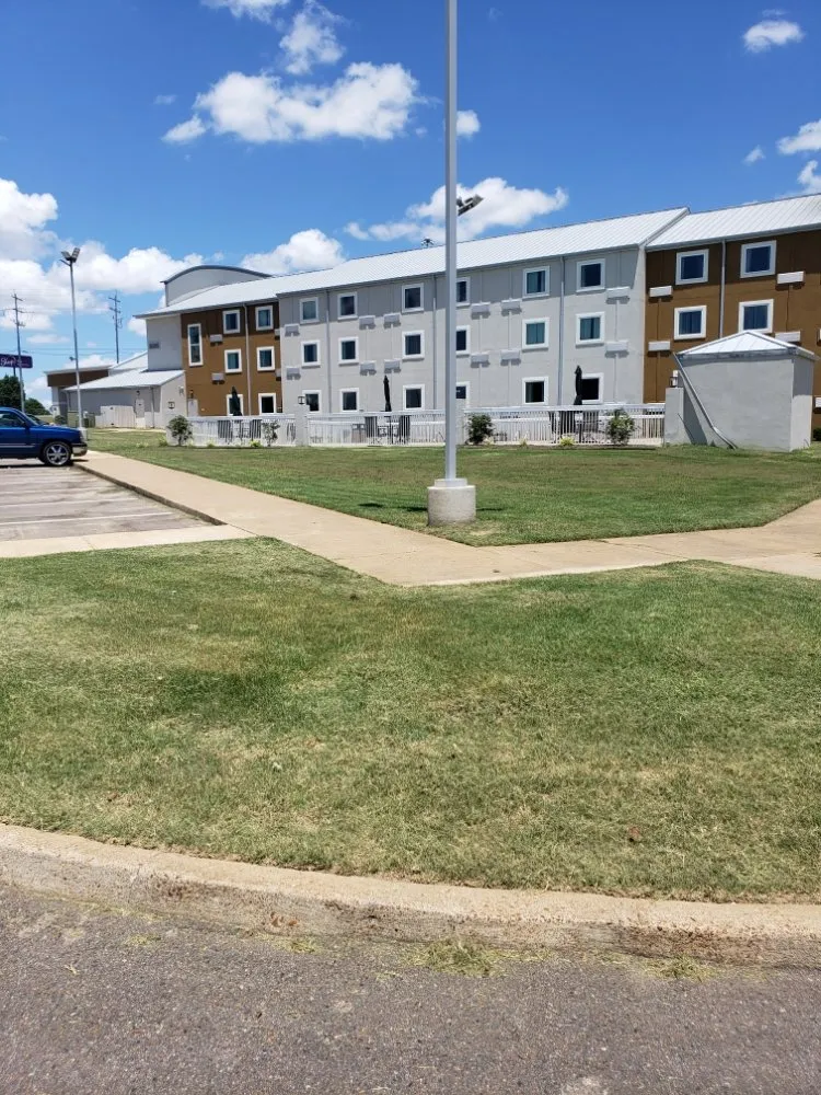 Affordable landscape design for beautiful yards in Horn Lake, MS by Top Notch Lawn Services