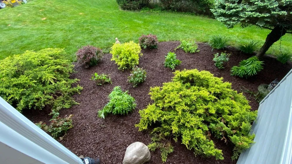 Custom outdoor landscaping for year-round maintenance in Washingtion, IA by TopBlades Landscaping