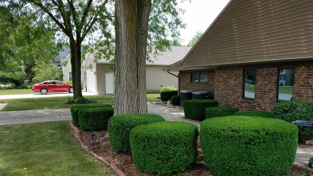 Custom garden landscaping in Washingtion, IA by TopBlades Landscaping