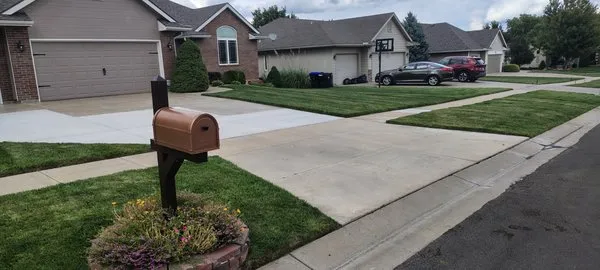 Topeka Discount Lawn Service Logo