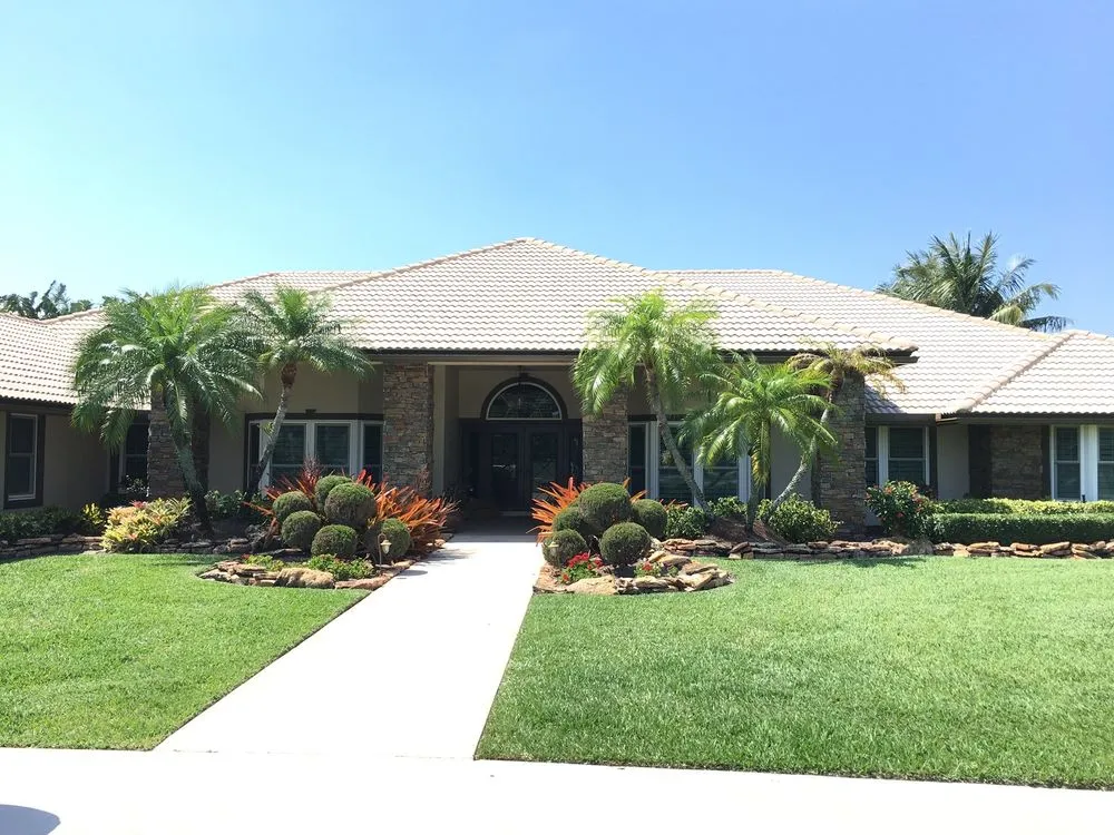 Reliable lawn care service experts serving Delray Beach, FL - Total Maintenance