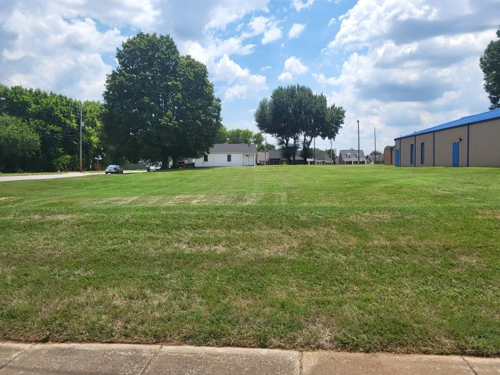 Top-rated garden landscaping for beautiful yards across Bowling Green, KY - T&R Lawn Care