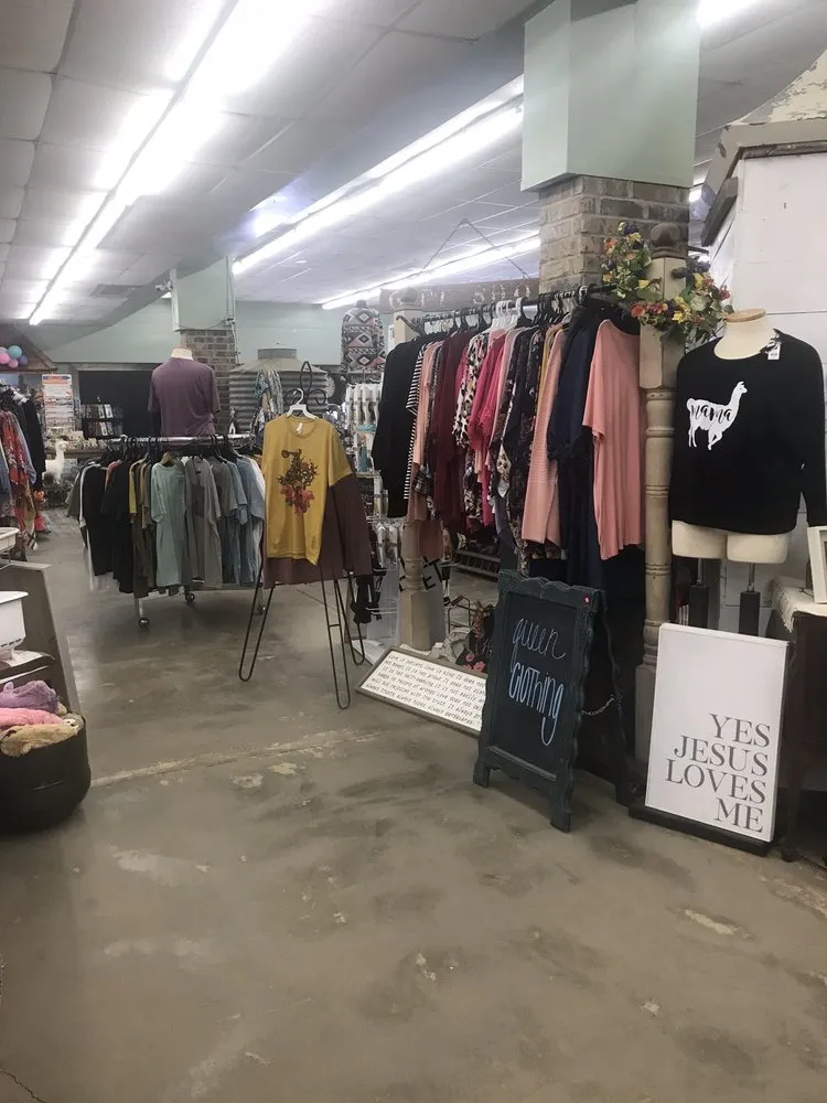 Expert yard maintenance for outdoor upgrades across Clovis, NM - Traci's Greenhouse