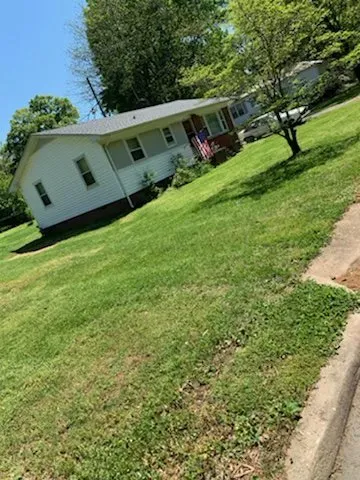 Professional garden landscaping for year-round maintenance across Lincolnton, NC - Travis’ Landscaping