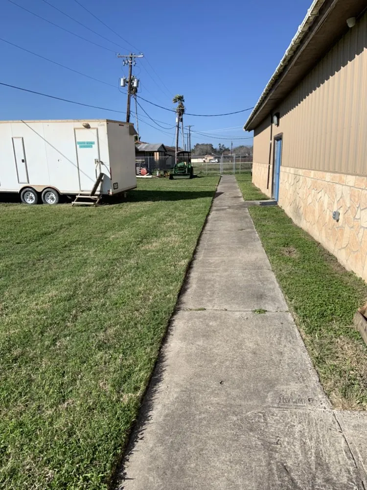 Professional outdoor landscaping in Kingsville, TX by Travis’ Lawn Service