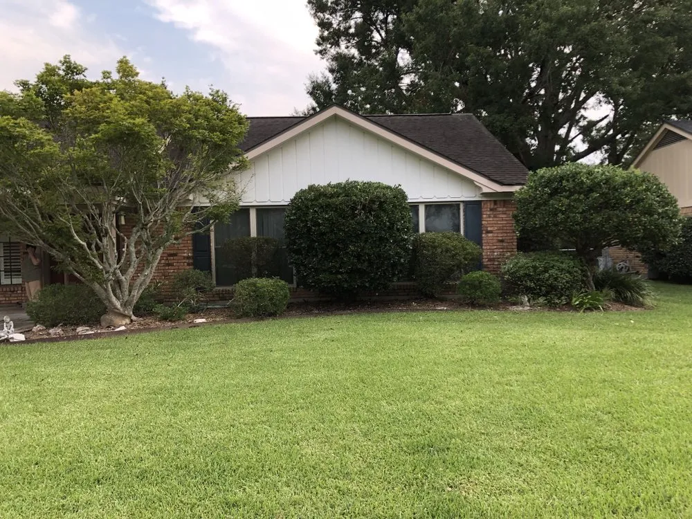 Top-rated lawn mowing service in Lafayette, LA by Trays Lawn and Landcape Maintenance