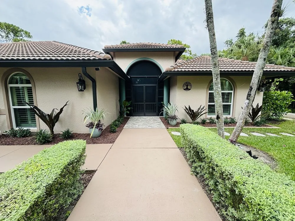 Professional landscaping services experts serving Naples, FL - Tree Trunk Landscapes