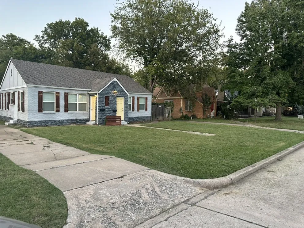 Professional yard maintenance in Tulsa, OK by Tree60 Mowing