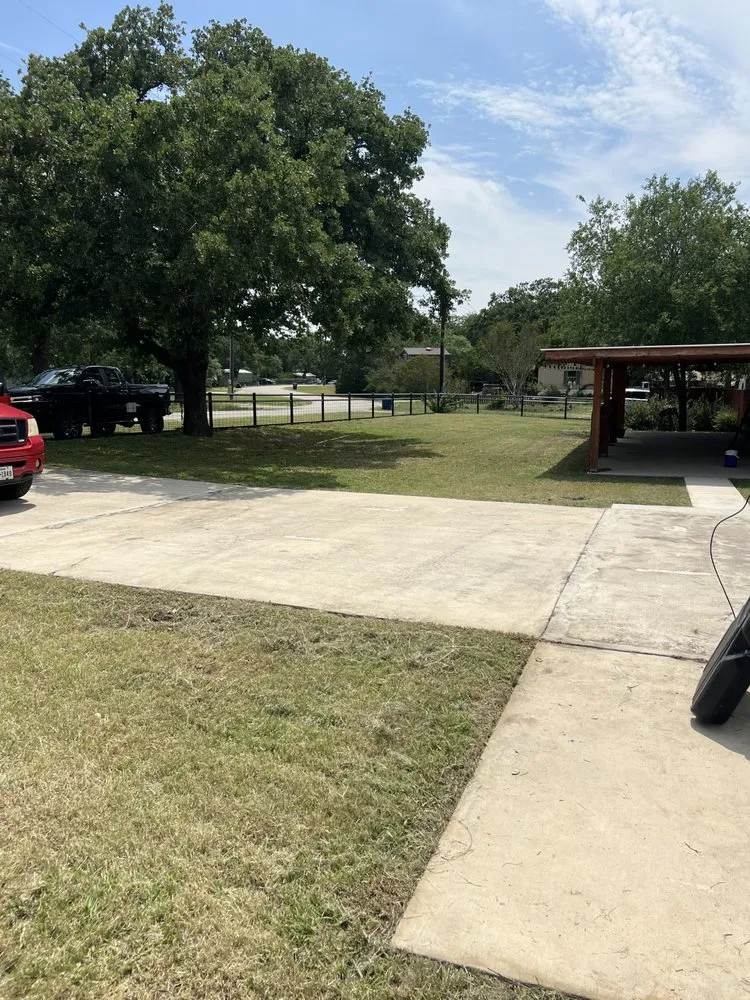 Custom yard maintenance in Nixon, TX - Tres Flores Lawn And Tree Trimming