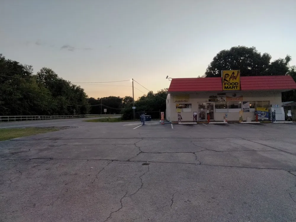 Professional yard cleanup service near you across Auburndale, FL - Trevino's Lawn care