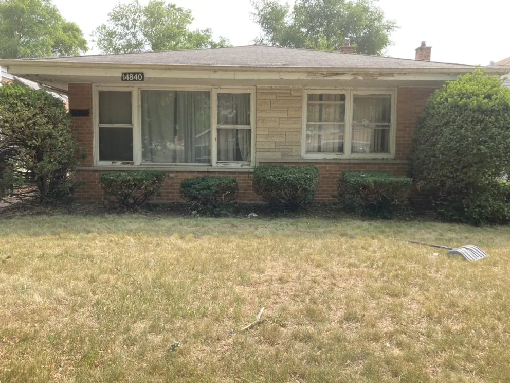 Expert lawn care service experts serving Chicago, IL - Trey’s Klean Kut