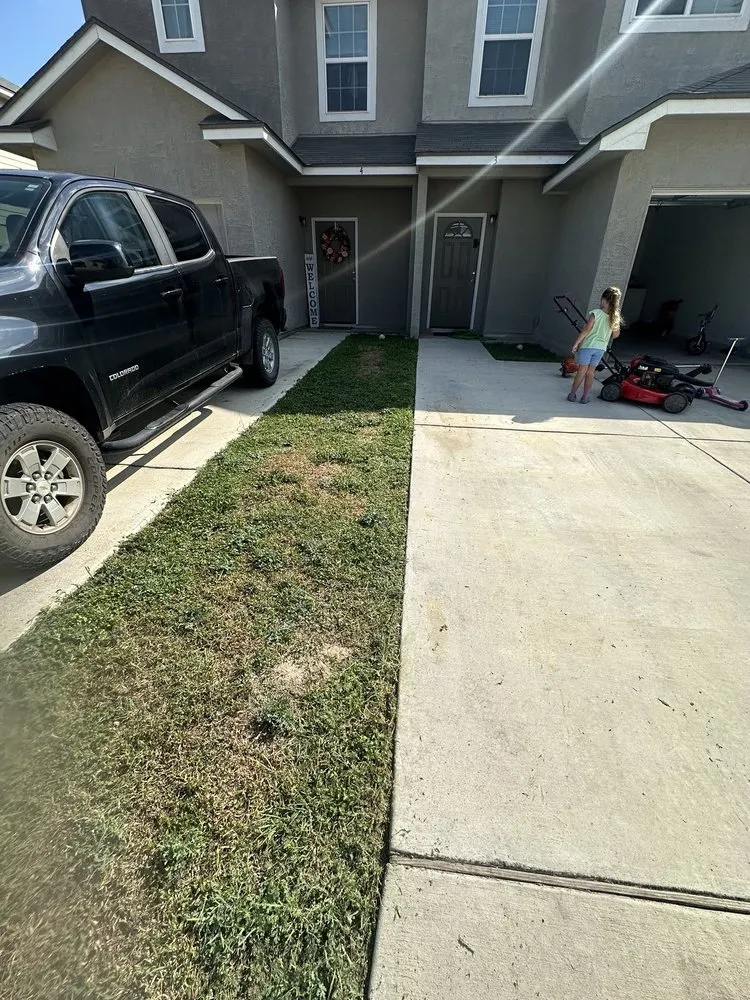 Local yard maintenance for year-round maintenance across Selma, TX - Tri County Lawn And Auto Care