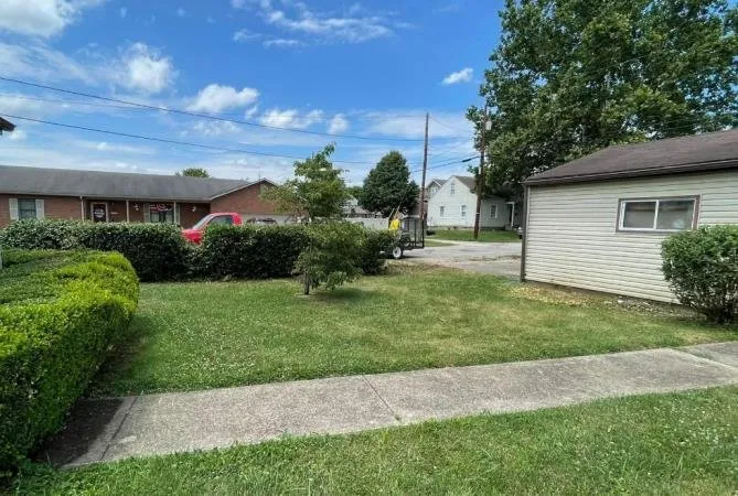 Custom garden landscaping experts serving South Shore, KY - Trim & Edge Lawn care