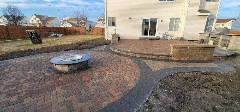 Custom yard maintenance in Glendale Heights, IL by Trim Max