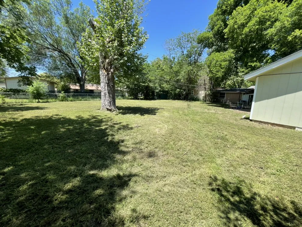 Trusted yard cleanup service for residential properties in San Marcos, TX by Trimmier