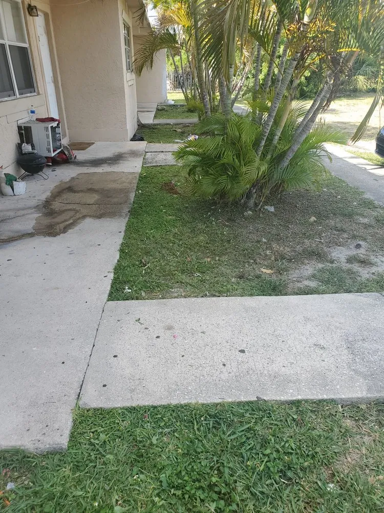 Expert lawn mowing service in Fort Lauderdale, FL by Triple D's Lawn and Handyman