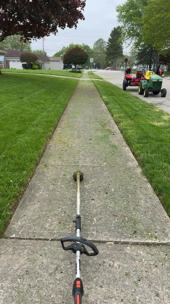 Custom lawn mowing service in Gas City, IN - Triple L
