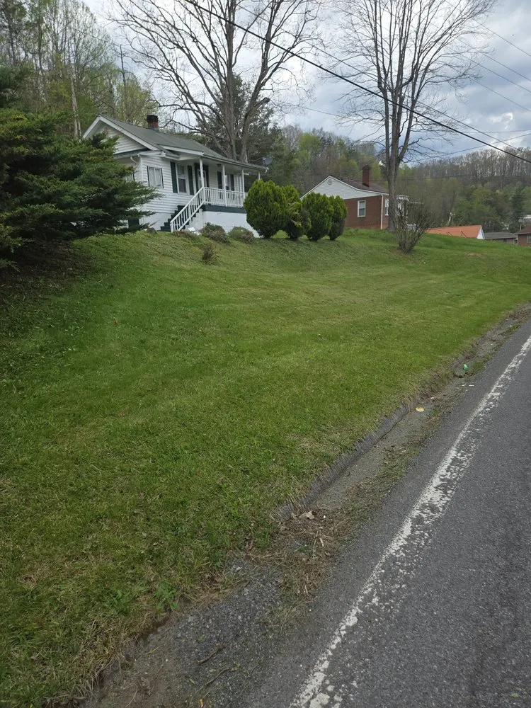 Local lawn mowing service in Bluefield, WV by Troyer's Mowing