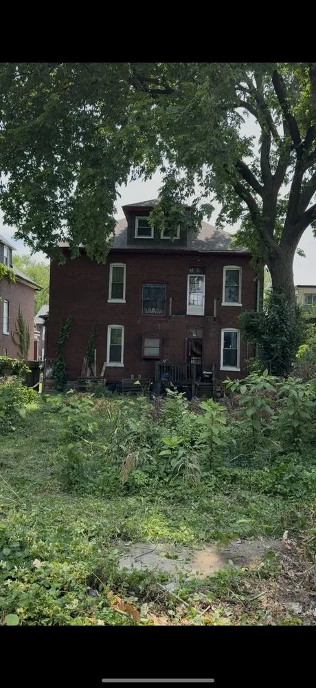 Custom residential landscaping in Saint Louis, MO by True Clean Landscaping