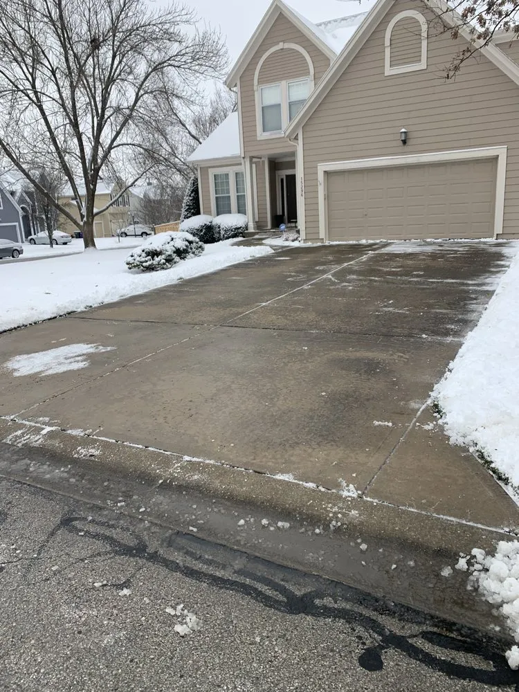 Professional lawn mowing service experts serving Olathe, KS - True Turf Lawn Maintenance