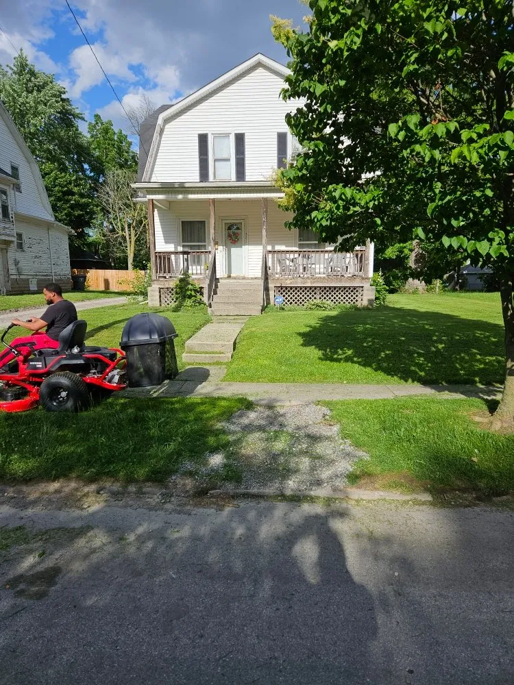 Affordable yard cleanup service for year-round maintenance in Lima, OH by TSunz