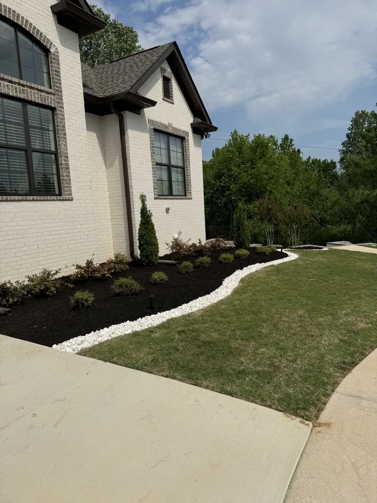Top-rated yard cleanup service for beautiful yards in Remlap, AL by Tucán Landscaping & Lawn Care