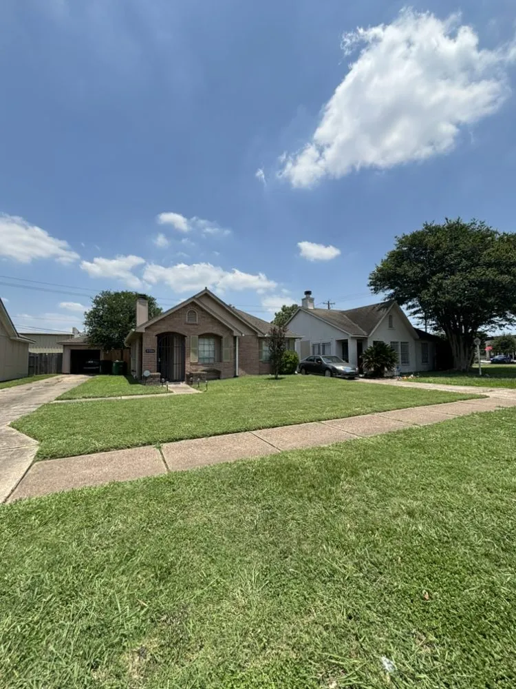 Local yard cleanup service for beautiful yards in Missouri City, TX by Turbo Landscaping