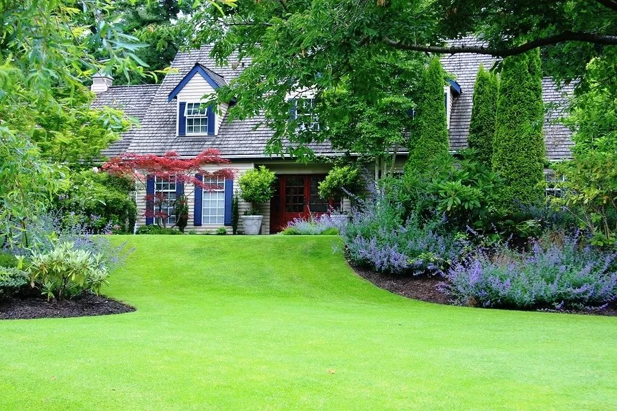 Professional lawn mowing service in Lake Zurich, IL - Turf Guys