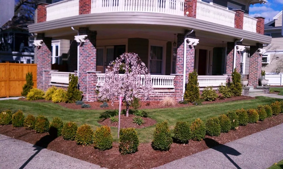 Custom lawn care service experts serving Johnston, RI - Turf Master