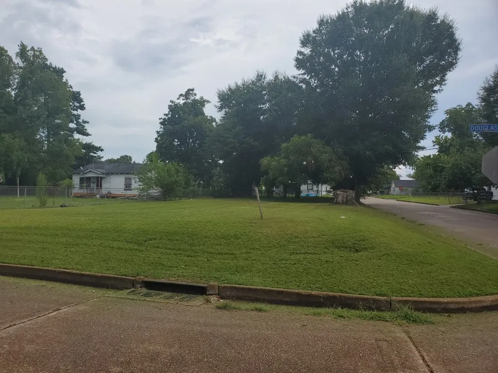 Expert garden landscaping experts serving Pineville, LA - Turf Pro's Lawn Care