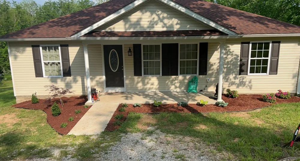 Professional yard maintenance for residential properties in Bowling Green, KY by Turf Tech’s Lawncare