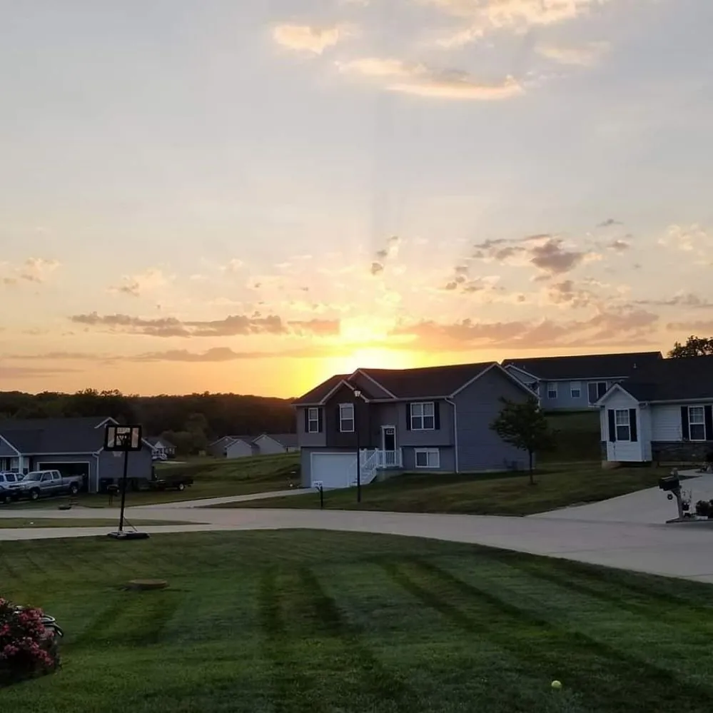 Custom lawn mowing service near you in Winfield, MO by Turf Wurx Quality Lawncare