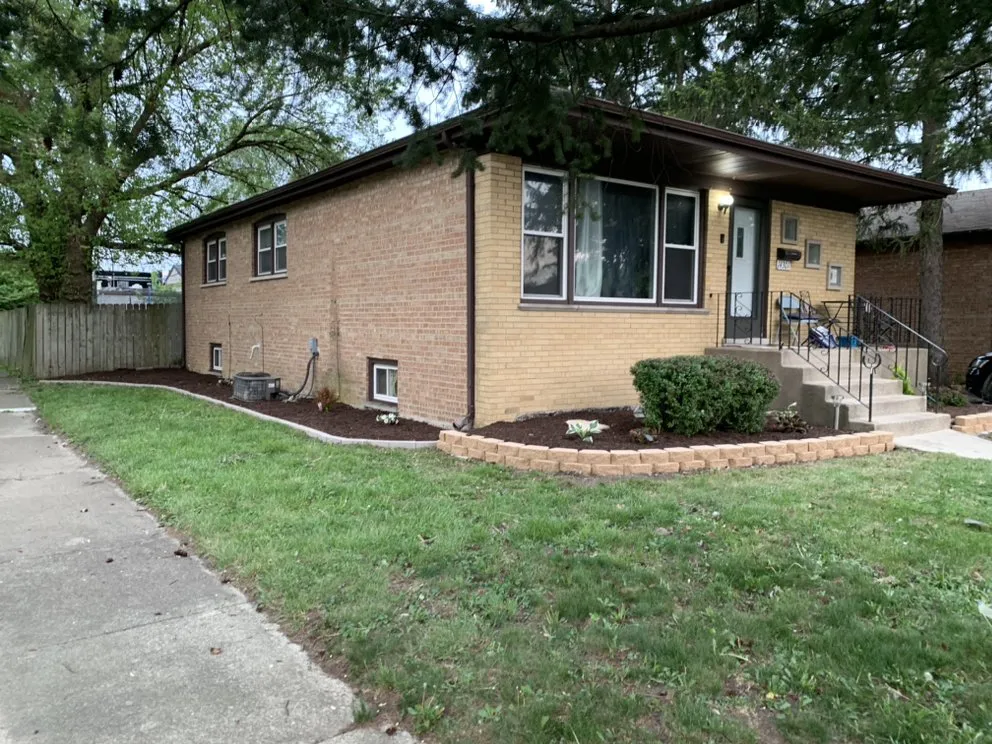 Custom residential landscaping for beautiful yards across Midlothian, IL - Twins Landscaping