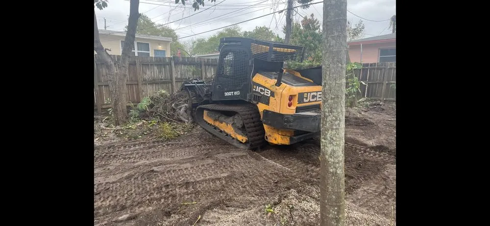 Professional lawn care service in Hollywood, FL by Ugrowimow