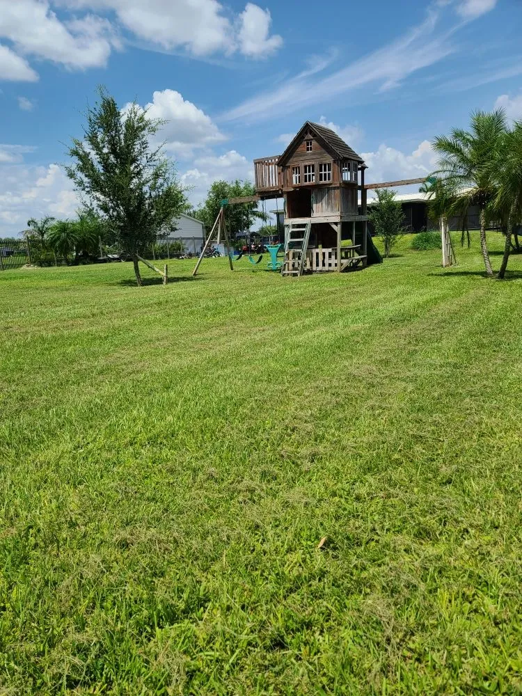 Top-rated lawn care service in La Belle, FL by Under The Oaks Lawn Service