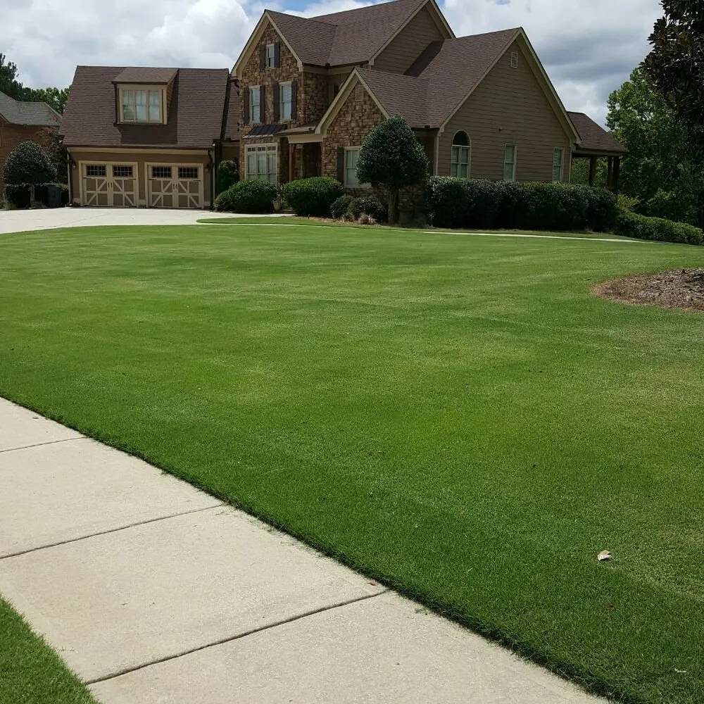 Affordable yard maintenance in Newnan, GA by United Lawnscape