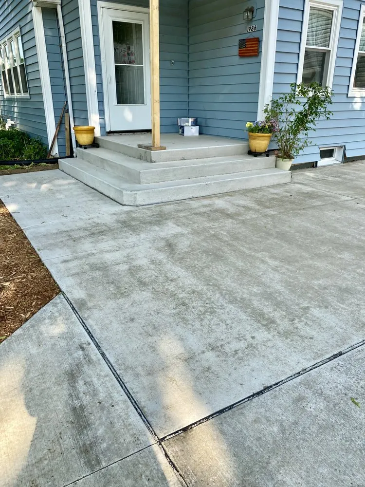 Expert lawn mowing service experts serving Belvidere, IL - Unitrim Cement & Landscaping