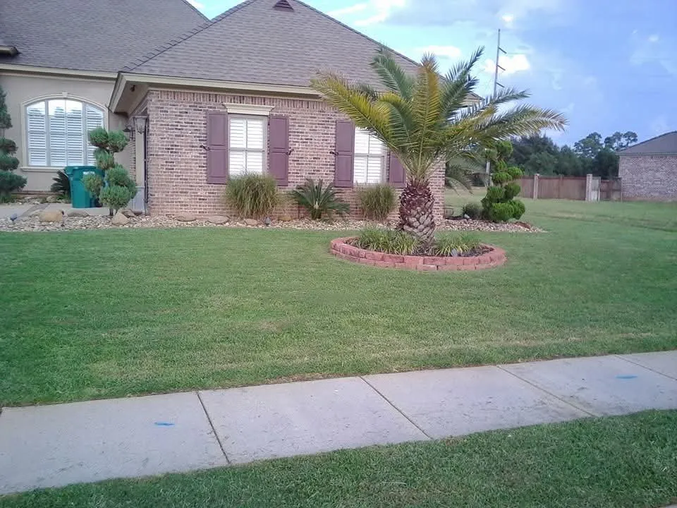 Trusted lawn care service in Gulfport, MS - Universal Gaines Landscaping