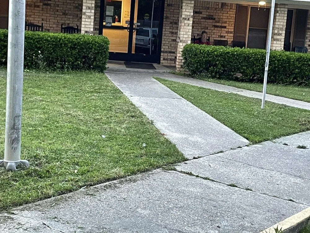 Custom lawn care service for residential properties across Shreveport, LA - Universal Gardening And Lawn Maintenance