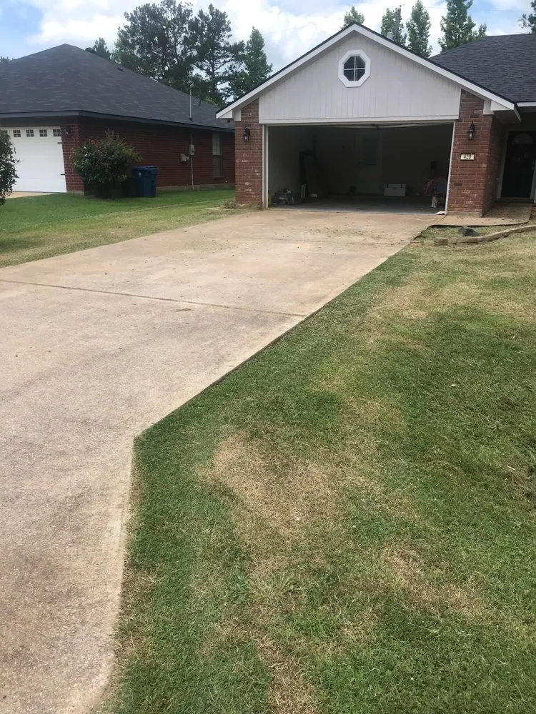 Local lawn mowing service in Shreveport, LA - Universal Gardening And Lawn Maintenance
