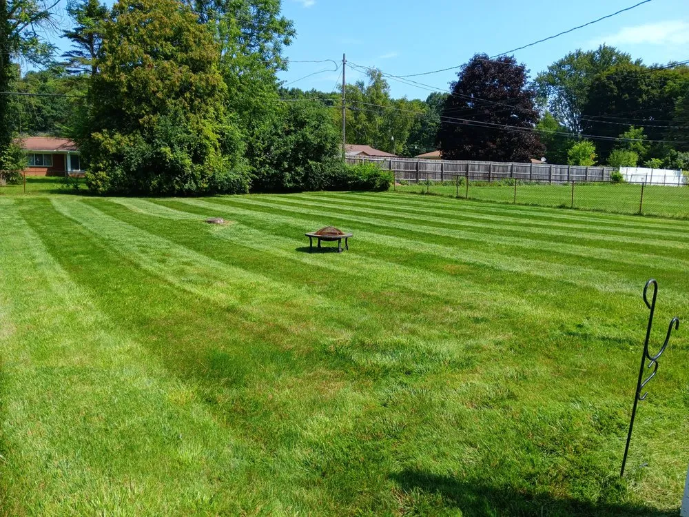 Reliable yard maintenance in Flint, MI by Universal Grass Cutting
