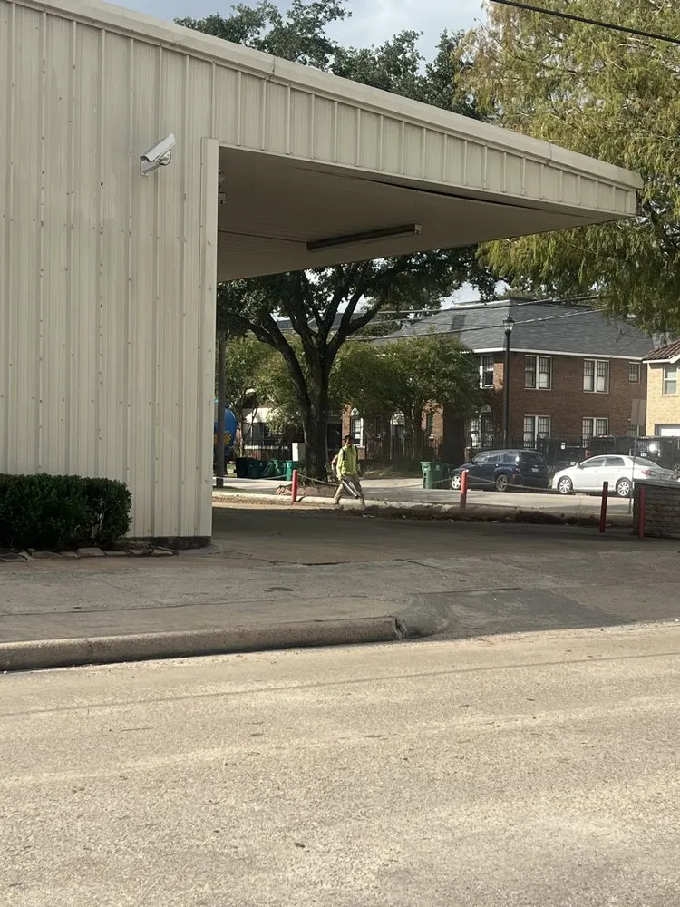 Reliable lawn mowing service in Houston, TX - Universal Hands