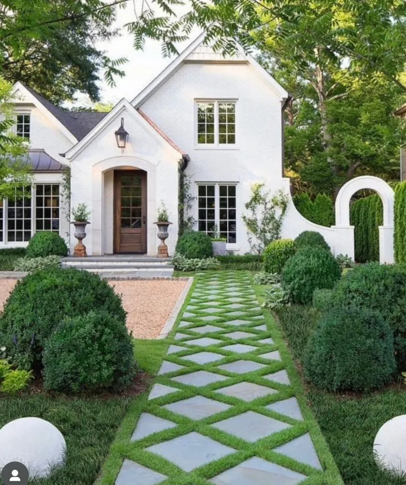 Custom garden landscaping in Los Angeles, CA by UNIVERSAL LANDSCAPING & TURF