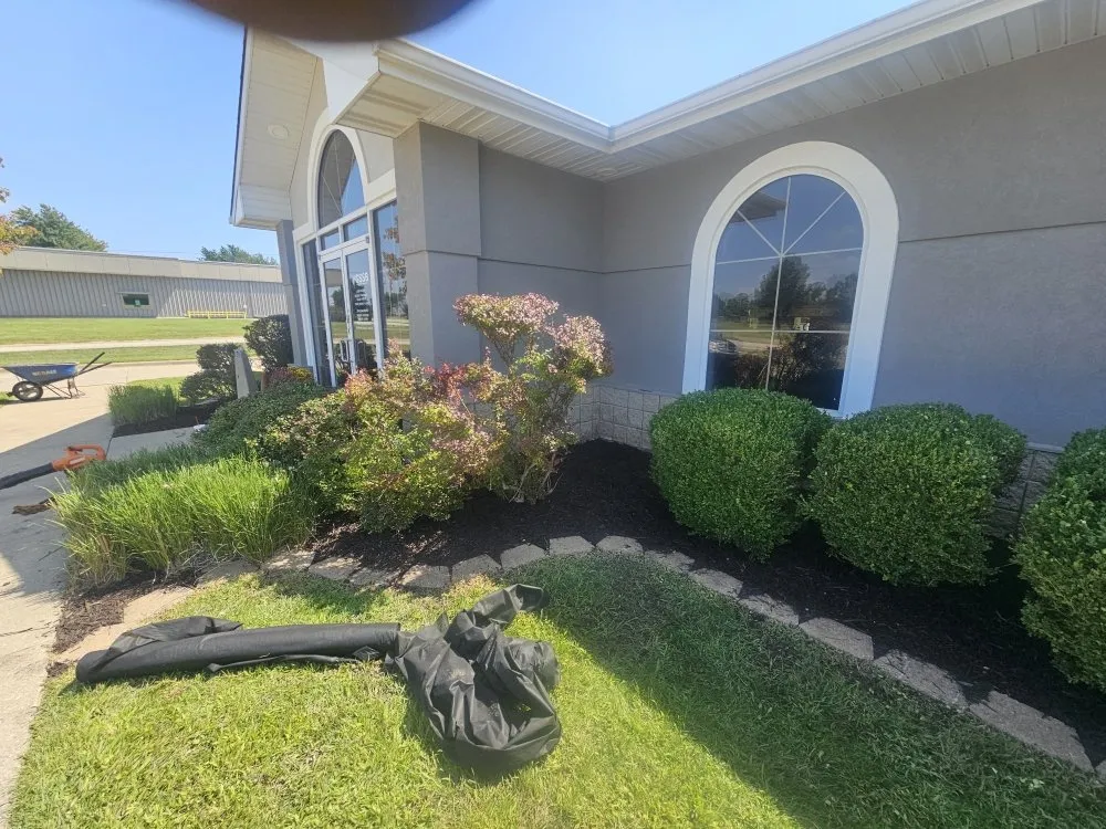 Reliable yard cleanup service for year-round maintenance across Ottawa, KS - Universal Lawn