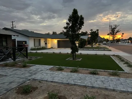 Urías Ramos Landscaping Logo