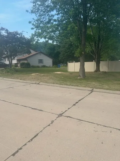 Affordable lawn care service in Troy, IL - Urban Paradise