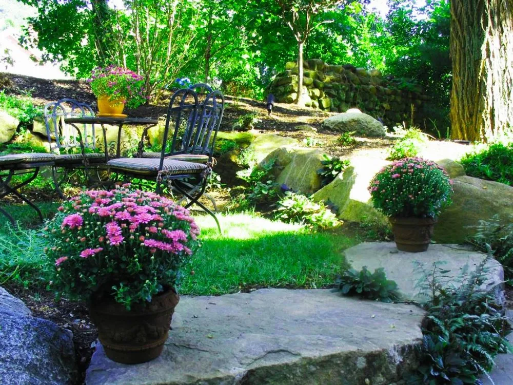 Professional yard maintenance in Pittsburgh, PA by Urban Plantscapes