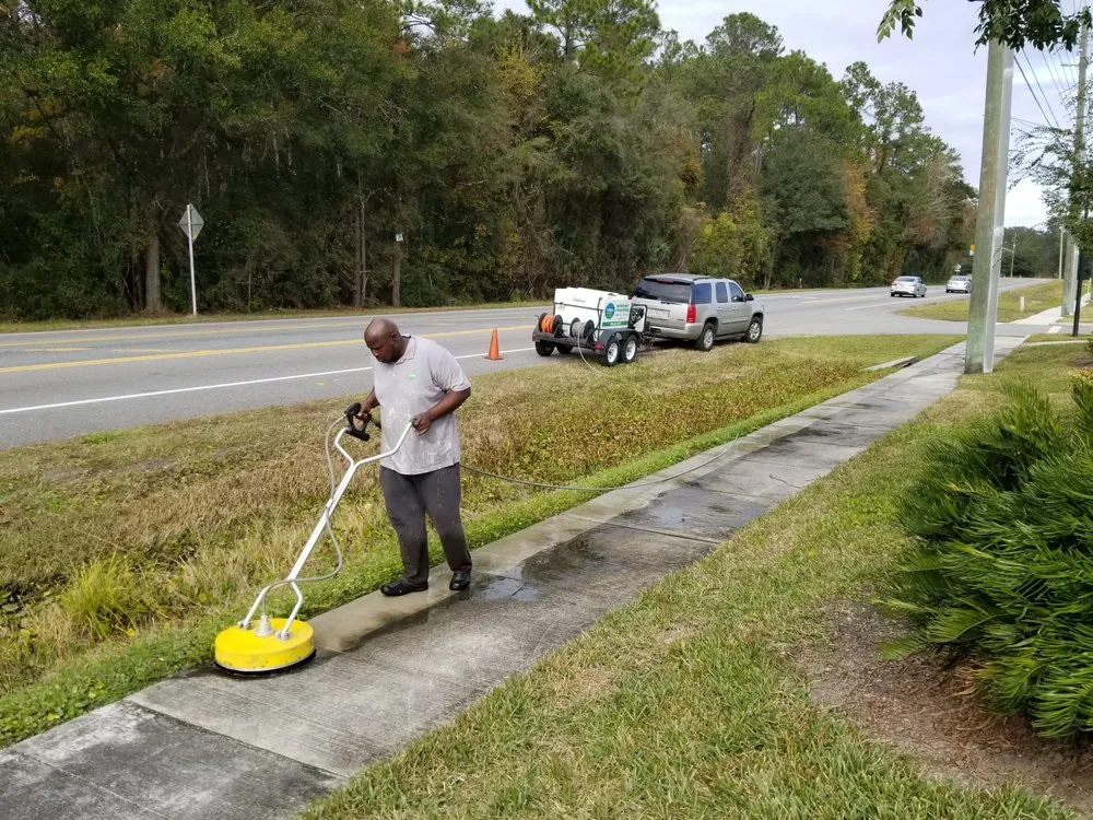 Top-rated landscaping services for beautiful yards in Middleburg, FL by V Man Services