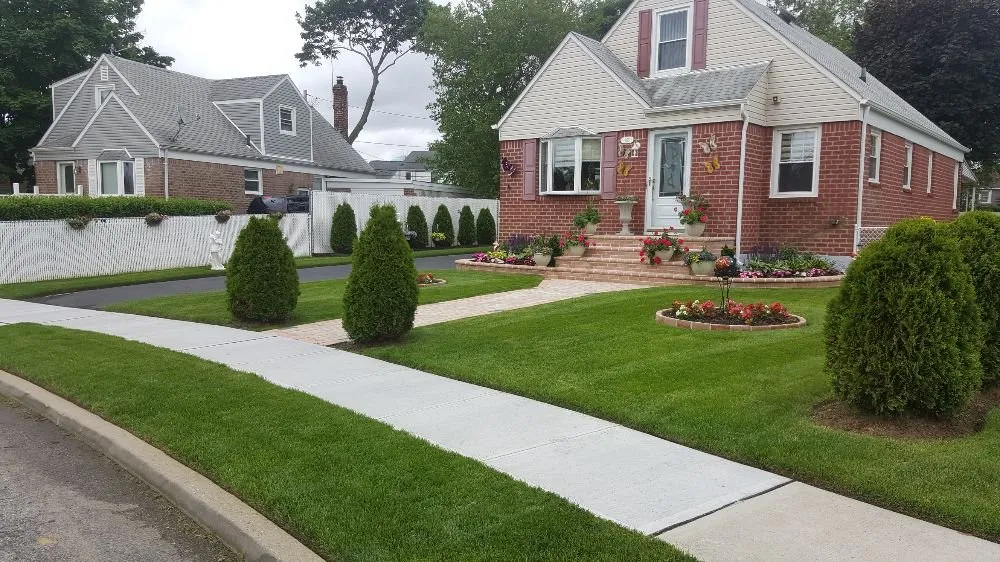 Expert lawn mowing service experts serving Fresh Meadows, NY - Valdez Lawn Care