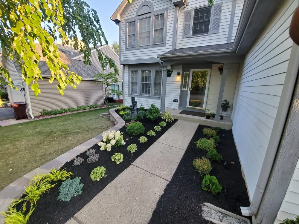 Professional garden landscaping in Mundelein, IL by Valencia Landscapes